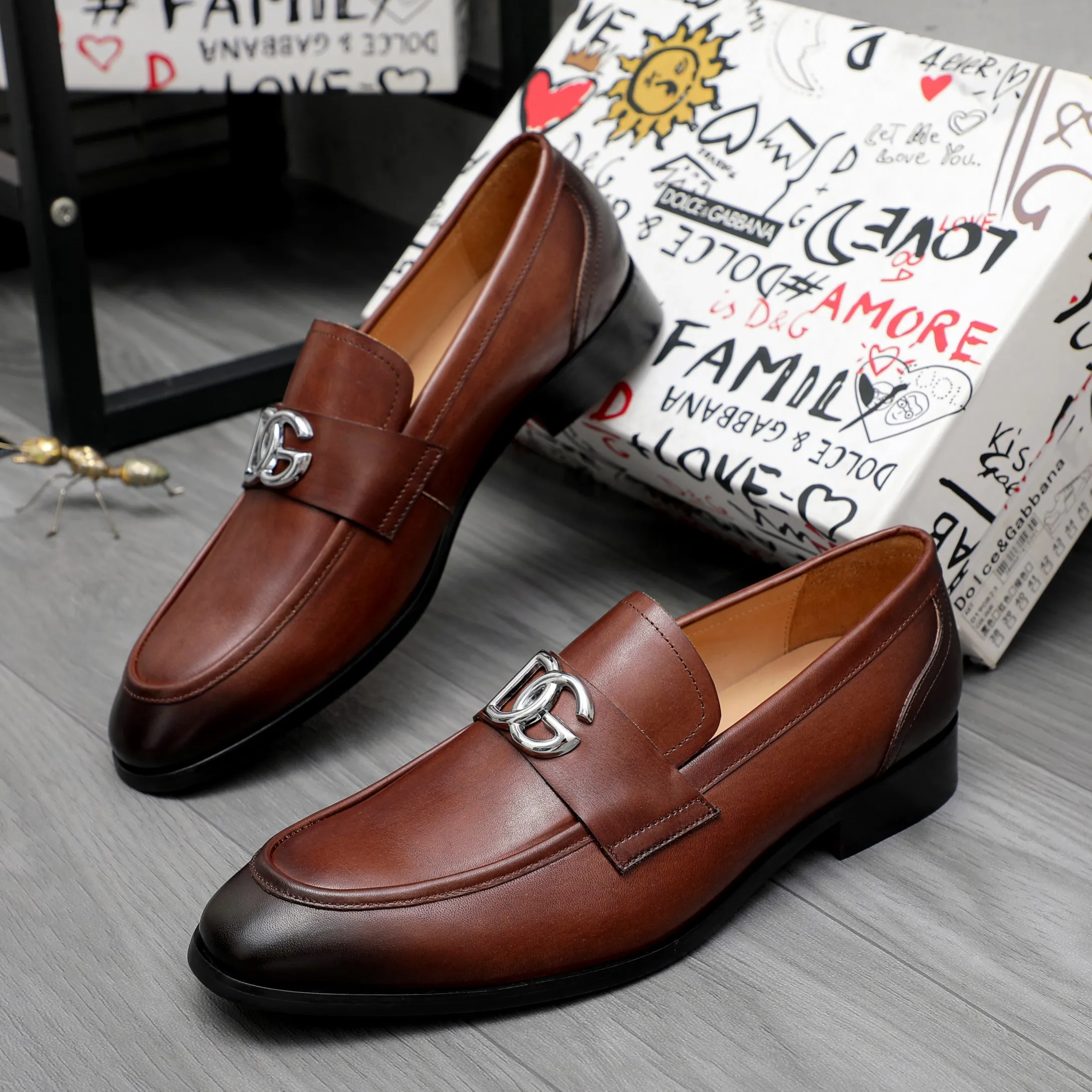 Men's shoes 💰500 Product trademark: DG (Dolce & Gabbana) business casual leather shoes Regular size: 38-45 (45 is custom-made and non-returnable) Product materials: Selected high-quality color-brushed cowhide upper, cowhide lining, original outsole